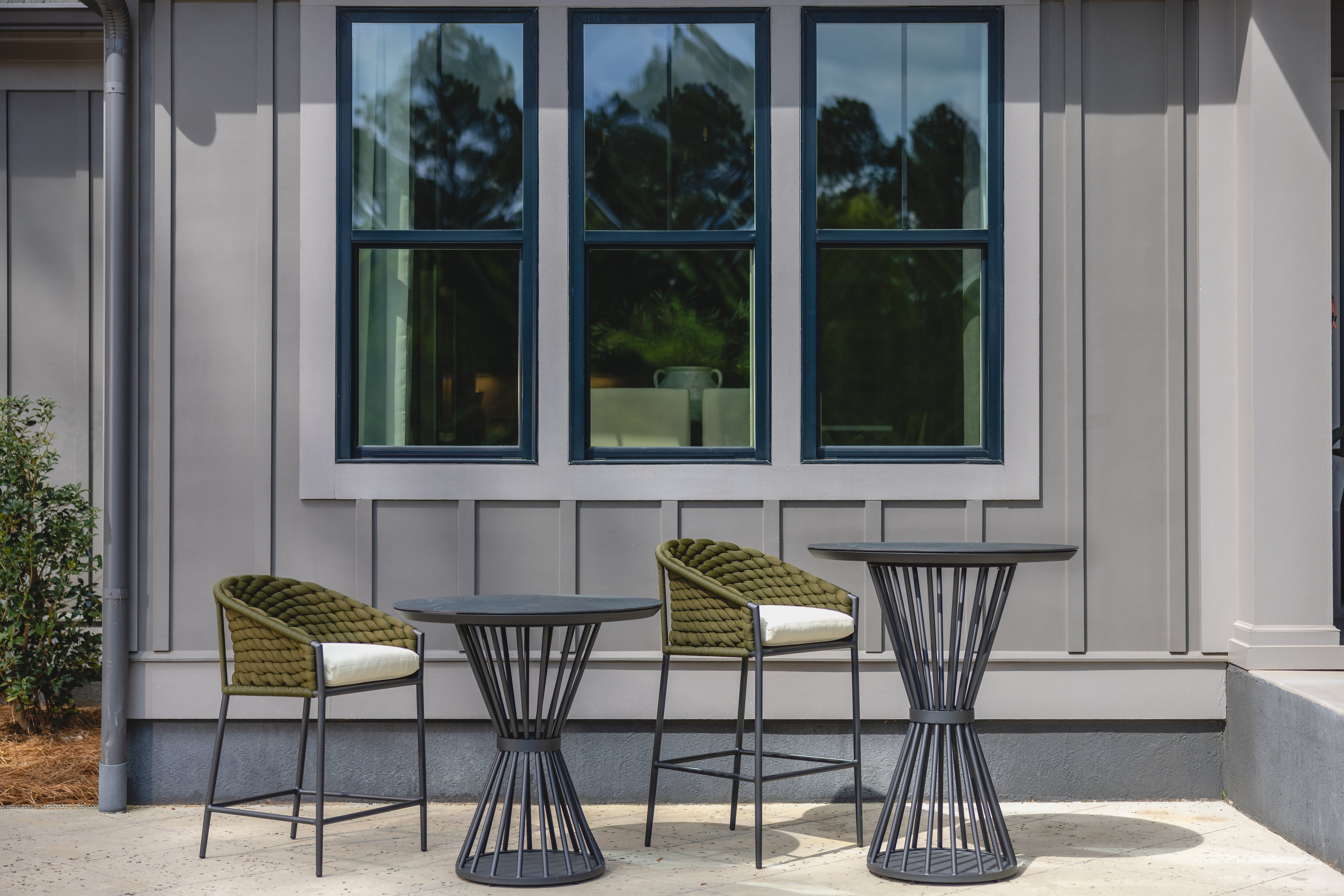 Escape 36" Round Bar Table